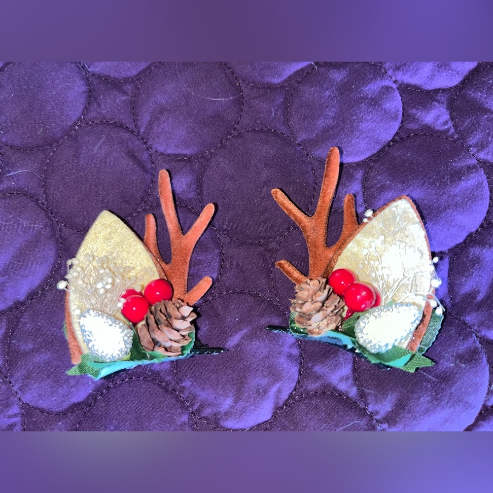Deer holiday hair clips.